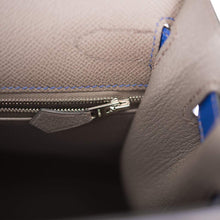 画像をギャラリービューアに読み込む, 【新品】エルメス ケリーセリエ28 |ホースシュー スタンプ (HSS)、バイカラー: Etain and Bleu Electric、パラジウム ハードウェア