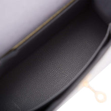 画像をギャラリービューアに読み込む, 【新品】エルメス ケリーセリエ25 |ホースシュー スタンプ (HSS)、バイカラー: グリ アゲートとブルー インディゴ、オーストリッチ レザー、ブラッシュ ゴールド ハードウェア