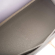 画像をギャラリービューアに読み込む, 【新品】エルメス ケリーセリエ28 |ホースシュー スタンプ (HSS)、バイカラー グリアゲート オーストリッチ & グリ パール トゴ レザー、ブラッシュゴールド ハードウェア