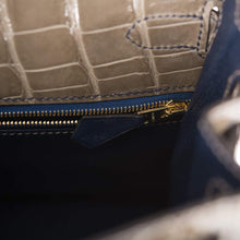 画像をギャラリービューアに読み込む, 【新品】エルメス ケリーセリエ28 |ホースシュー スタンプ (HSS)、グリ トゥルテレルとブルー サフィール、アリゲーター クロコダイル スキン、パーマブラス ハードウェア