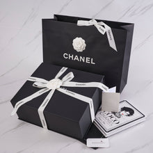 將圖片加載到圖庫查看器中， [NEW] Chanel 22 Mini with Pearls | Shiny Crumpled Calfskin &amp; Gold-Tone Metal Black
