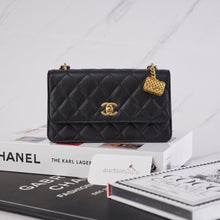 将图片加载到图库查看器中， [NEW] Chanel 23S Wallets On Chain with Small Bag Charm | Grain Shiny Calfskin Black &amp; Gold-Tone Metal
