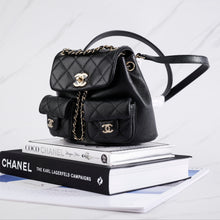 将图片加载到图库查看器中， [NEW] Chanel 23P Small Backpack | Grained Shiny Calfskin Black &amp; Gold-Tone Metal
