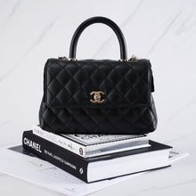 Muatkan imej ke dalam penonton Galeri, [NEW] Chanel Flap Bag With Top Handle (Small Coco Handle) | Grained Calfskin Black &amp; Gold-Tone Metal

