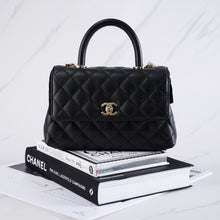 将图片加载到图库查看器中， [NEW] Chanel Flap Bag With Top Handle (Small Coco Handle) | Grained Calfskin Black &amp; Gold-Tone Metal
