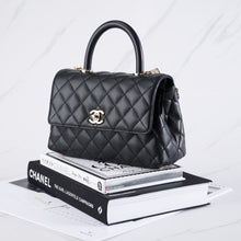 将图片加载到图库查看器中， [NEW] Chanel Flap Bag With Top Handle (Small Coco Handle) | Grained Calfskin Black &amp; Gold-Tone Metal
