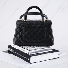 将图片加载到图库查看器中， [NEW] Chanel Flap Bag With Top Handle (Small Coco Handle) | Grained Calfskin Black &amp; Gold-Tone Metal
