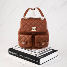 將圖片加載到圖庫查看器中， [NEW] Chanel 23A Small Backpack | Calfskin Brown &amp; Gold-Tone Metal
