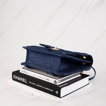 将图片加载到图库查看器中， [NEW] Chanel 23S Backpack | Denim Blue , Gold and Ruthenium Hardware
