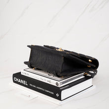 将图片加载到图库查看器中， [NEW] Chanel 23S Backpack | Denim Black , Gold and Ruthenium Hardware
