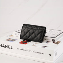 Muatkan imej ke dalam penonton Galeri, [NEW] Chanel Classic Flap Card Holder | Grained Calfskin &amp; Gold-Tone Metal Black
