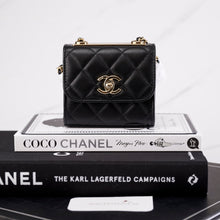 Muatkan imej ke dalam penonton Galeri, [NEW] Chanel Trendy CC Clutch with Chain | Lambskin Black &amp; Gold-Tone Metal
