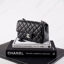 将图片加载到图库查看器中， [NEW] Chanel Mini Rectangular Flap Bag | Lambskin Black &amp; Silver-Tone Metal
