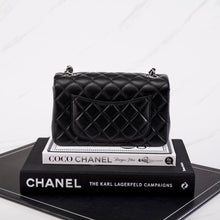 将图片加载到图库查看器中， [NEW] Chanel Mini Rectangular Flap Bag | Lambskin Black &amp; Silver-Tone Metal
