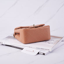 将图片加载到图库查看器中， [NEW] Chanel Mini Flap Bag | Lambskin &amp; Silver-Tone Light Brown
