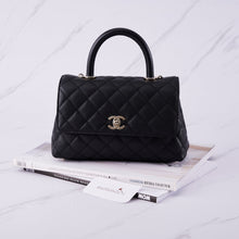 Muatkan imej ke dalam penonton Galeri, [Open Box] Chanel Flap Bag With Top Handle (Small Coco Handle) | Grained Calfskin Black &amp; Gold-Tone Metal
