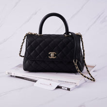 Muatkan imej ke dalam penonton Galeri, [Open Box] Chanel Flap Bag With Top Handle (Small Coco Handle) | Grained Calfskin Black &amp; Gold-Tone Metal
