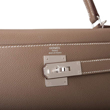 Load image into Gallery viewer, [NEW] Hermès Kelly Sellier 28 | Etoupe, Epsom Leather, Palladium Hardware
