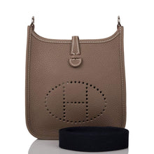 將圖片加載到圖庫查看器中， [New] Hermès Etoupe Clemence Evelyne TPM Bag Palladium Hardware
