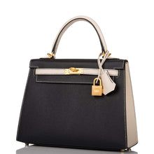 Load image into Gallery viewer, [NEW] Hermès Kelly Sellier 25 | Horseshoe Stamp (HSS), Bi-Color: Noir and Craie, Epsom Leather, Brushed Gold Hardware

