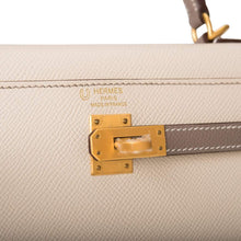 Load image into Gallery viewer, [NEW] Hermès Kelly Sellier 25 | Horseshoe Stamp (HSS), Bi-Color Craie and Etoupe, Epsom Leather, Brushed Gold Hardware
