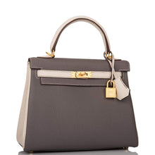 Load image into Gallery viewer, [NEW] Hermès Kelly Retourne 25 | Horseshoe Stamp (HSS), Bi-Color: Etain and Craie, Togo Leather, Brushed Gold Hardware
